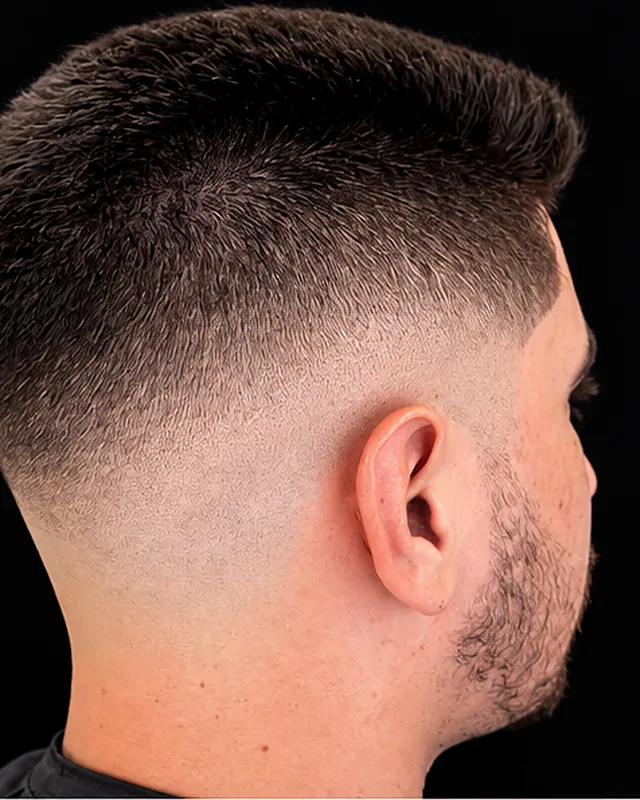 Skin fade net et dégradé progressif, réalisation Davs Studio
