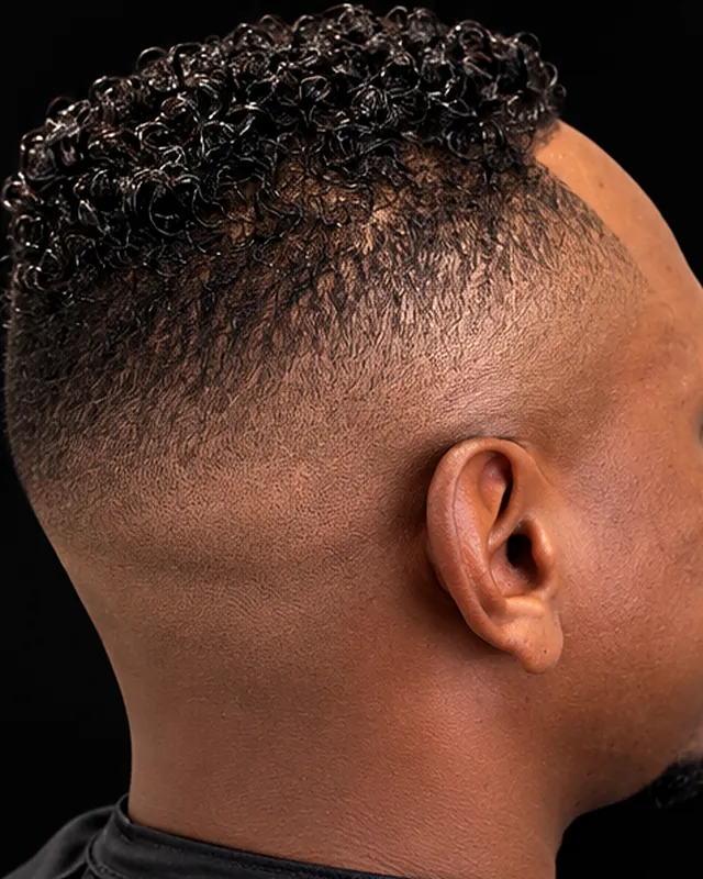 Fade haut avec boucles sur le dessus, réalisation Davs Studio